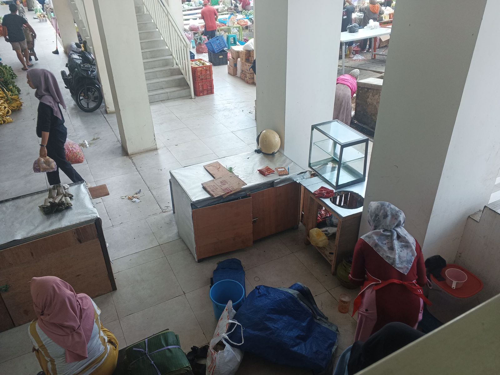 BANDEL: Sejumlah pedagang liar masih ada yang nekat berjualan di emperan Pasar Induk, Selasa (25/6).