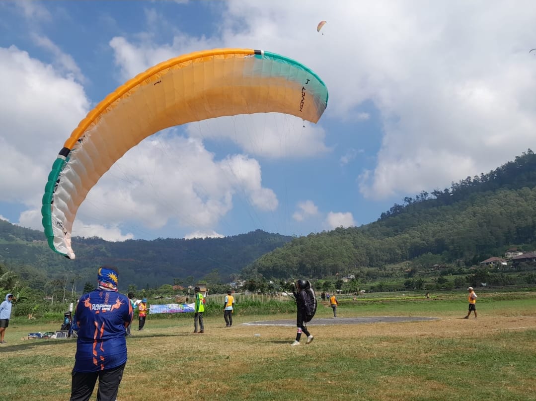 SPORT TOURISM: Olahraga paralayang di Kota Batu menjadi salah satu destinasi wisata olahraga yang sangat diminati wisatawan.