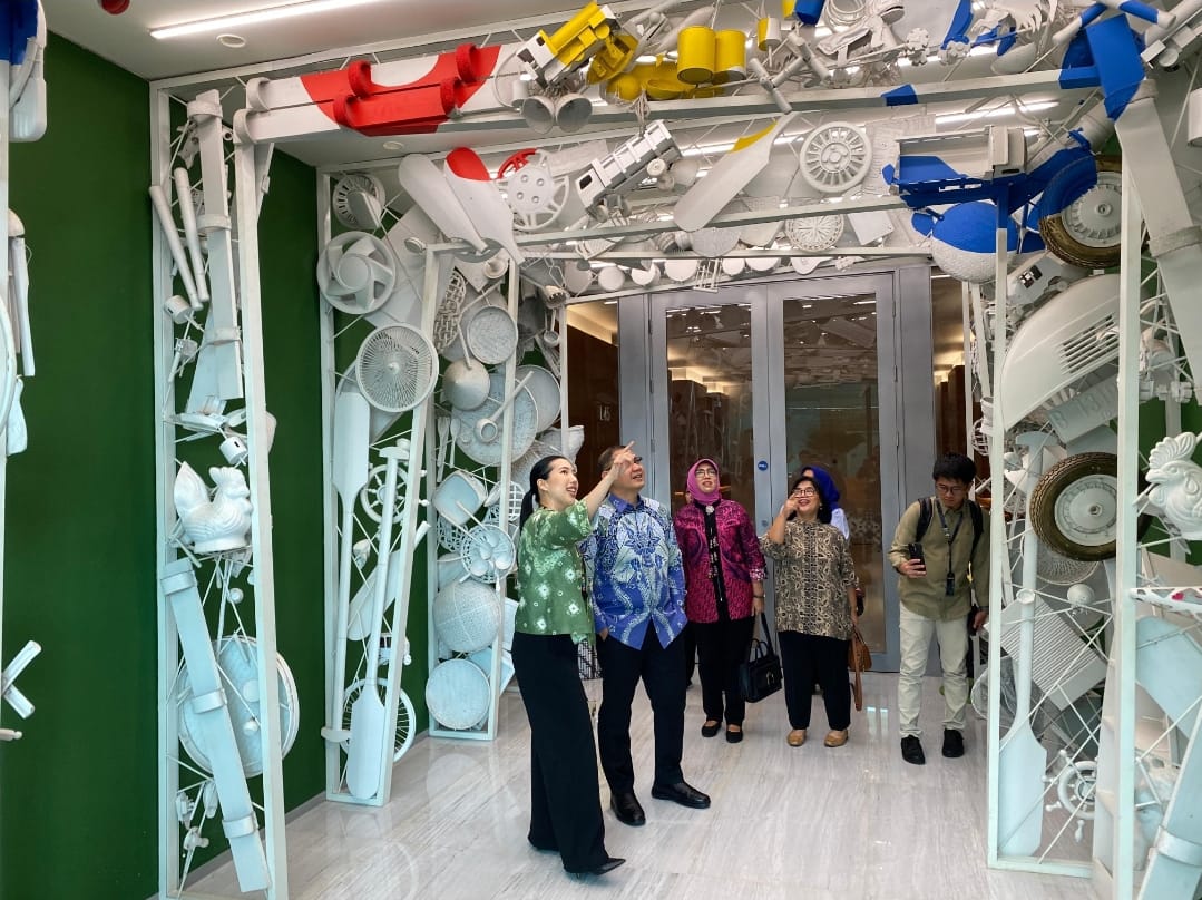 TERPESONA: Pj Wali Kota Batu Aries Agung Paewai saat berkunjung ke kantor Google Indonesia di Jakarta, Kamis (27/6).