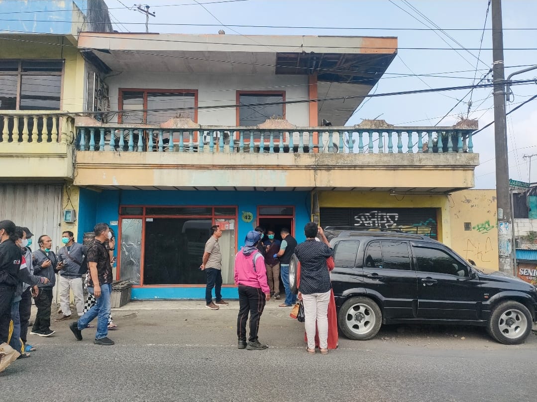 EVAKUASI: Petugas mengevakuasi mayat Erfan Gozali yang ditemukan tewas di dalam rumahnya.