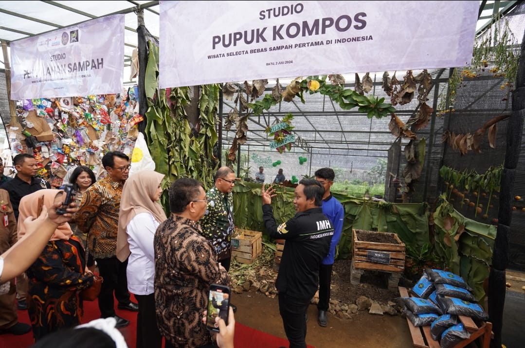 BERSIH: Pj Wali Kota Batu Aries Agung Paewai meninjau tempat pengolahan sampah di Taman Rekreasi Selecta, Selasa (2/7).