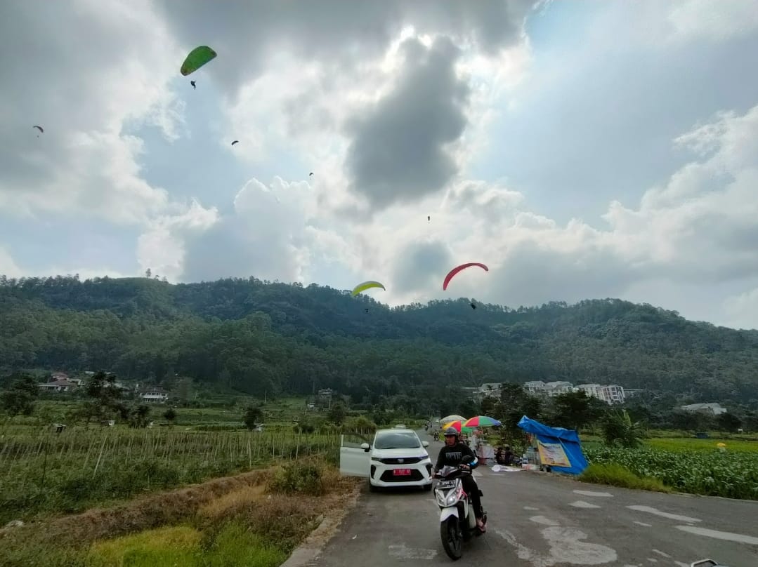 MAKIN DEKAT: Pembukaan jalan tembus dari landing paralayang menuju Gunung Banyak akan dikebut.