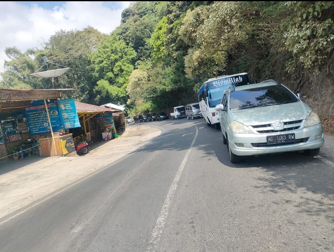 SEPI PEMBELI: Meski jalur di kawasan payung dipadati kendaraan wisatawan tetapi warung-warung tetap sepi.