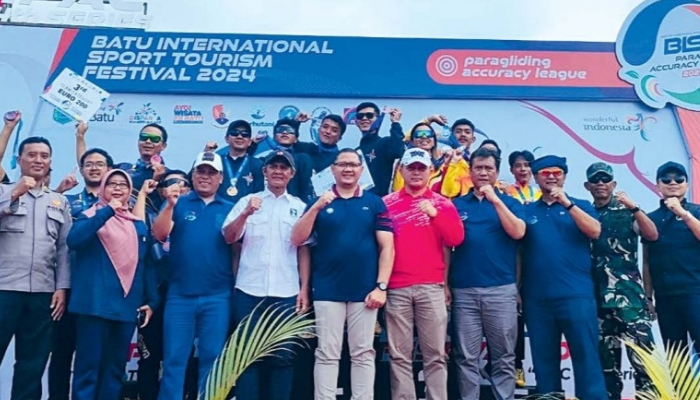 POTENSI WISATA: Pj Wali Kota Batu (tengah) bersama penyelenggara dan pemenang foto bersama setelah selesainya acara kemarin (7/7).