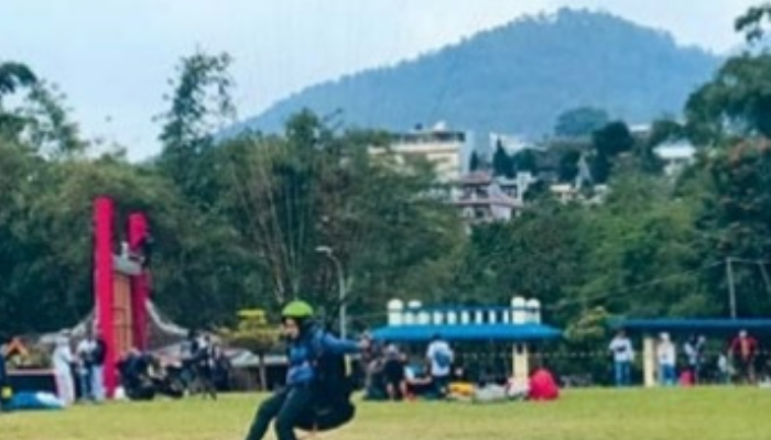 Foto bawah, Peserta International Paragliding Accuracy Championship 4th Series mendarat di Lapangan Songgomaruto, Kelurahan Songgokerto.