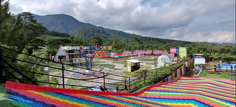 Rainbow slide di Everland Malang