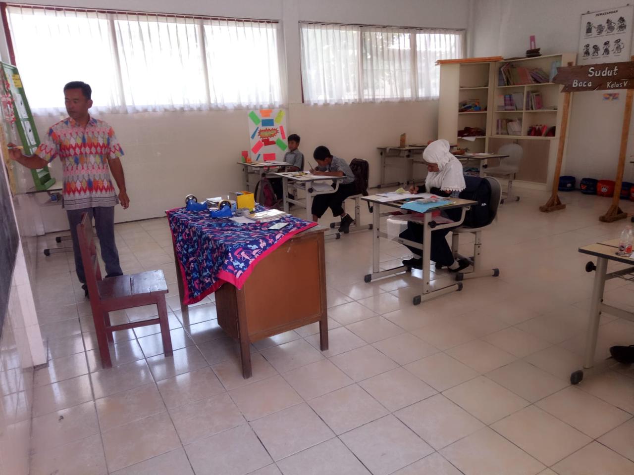 MURID TERAKHIR: Suasana pembelajaran di kelas SDN Sisir 2 Kota Batu yang hanya diisi 3 siswa. Mulai ajaran baru tahun ini sekolah tersebut sudan berhenti beroperasi.
