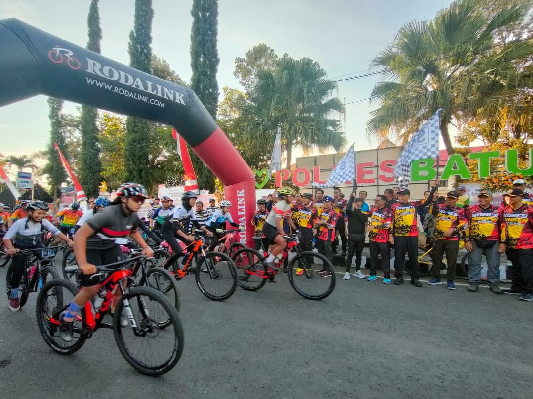 ANTUSIAS: Ribuan peserta Gowes Wisata diberangkatkan untuk menaklukkan rute sepanjang 18  kilometer keliling Batu, Minggu (14/7)