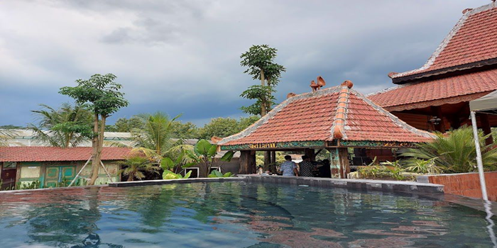 Pemandangan salah satu kolam renang dengan view cantik di Kota Malang.