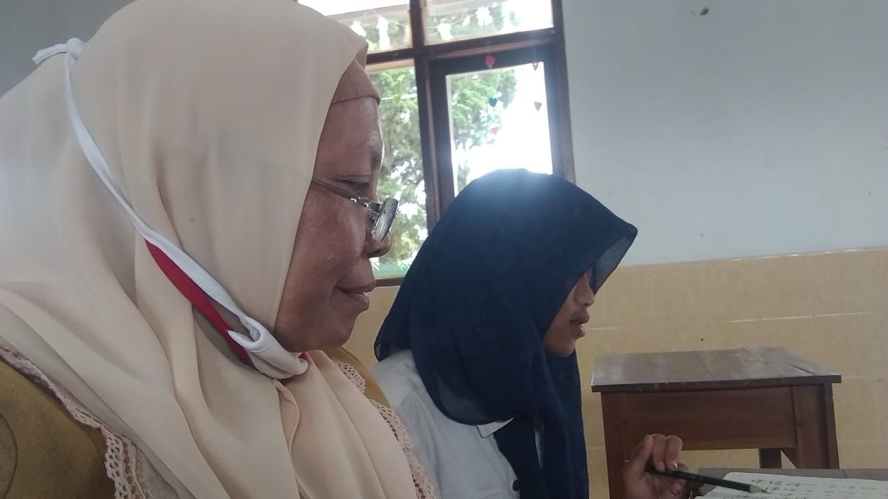 SENDIRI: Pelaksanaan MPLS di SMP Arjuno Kota Batu yang hanya diikuti satu siswi, Senin (15/7).