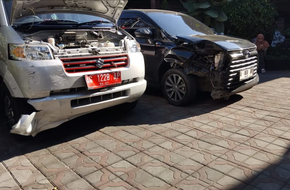 RUSAK: Dua mobil yang bertabrakan mengalami rusak di bagian depannya, Selasa (16/7).