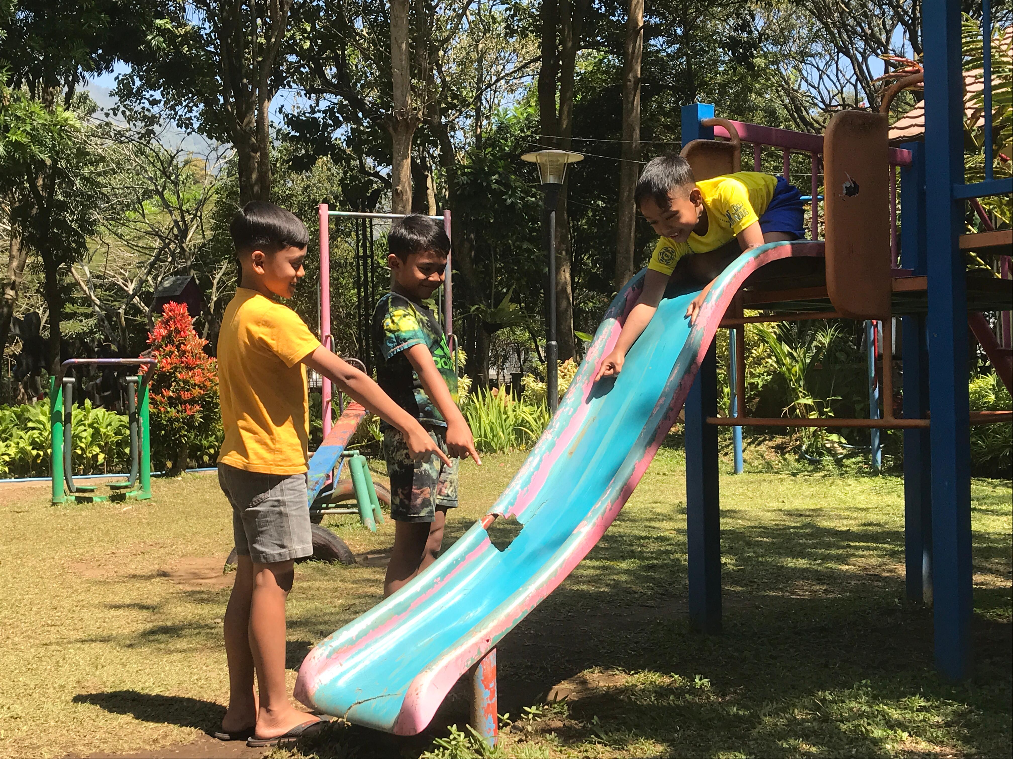 MEMBAHAYAKAN: Anak-anak terlihat bermain seluncuran yang berada di Hutan Kota Jalang Sultan Agung Kota Batu, kemarin.