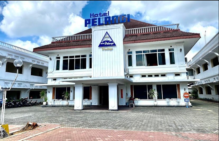 Tampak depan Hotel Pelangi Malang.