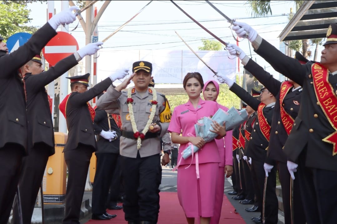 KAPOLRES BARU: AKBP Andi Yudha Pranatha disambut atraksi pedang pora dalam serah terima jabatan di Polres Batu, Kamis (18/7).