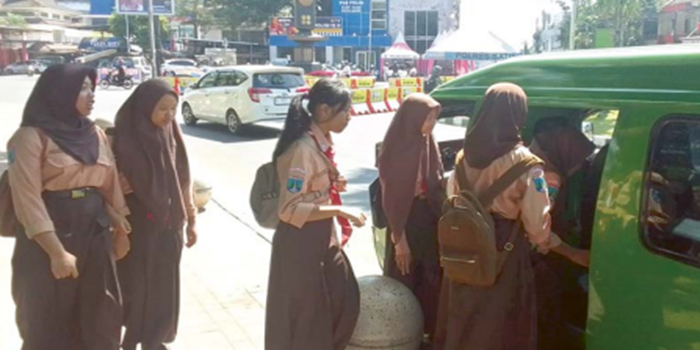 RAMAI: Sejak sekolah masuk, angkutan gratis ramai dipadati para siswa yang berangkat dan pulang sekolah.