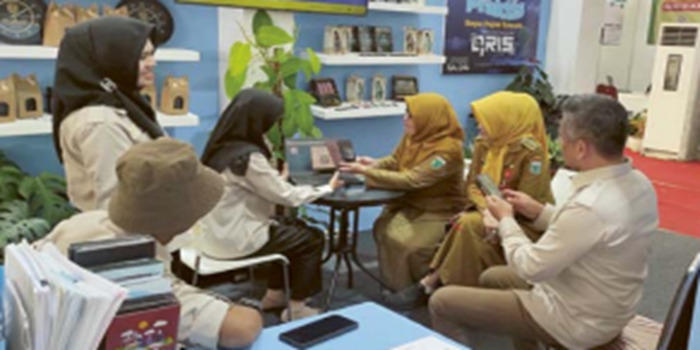 MENINGKAT: Pegawai bapenda melayani pembayaran pajak melalui QRIS.