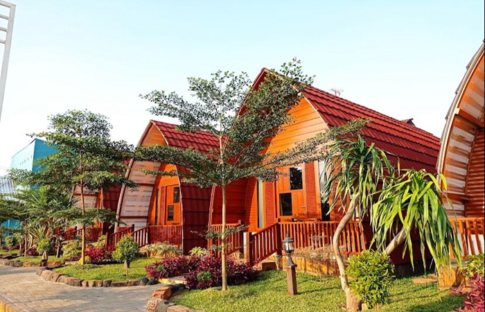 Pemandangan Rumah Kayu di Taman Gangsar.