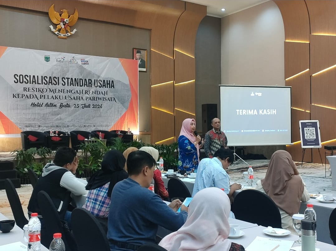 SOSIALISASI: Dinas Pariwisata Kota Batu melakukan sosialisasi pengurusan NIB kepada pelaku UMKM Pariwisata di Hotel Aston, Kamis (25/7).