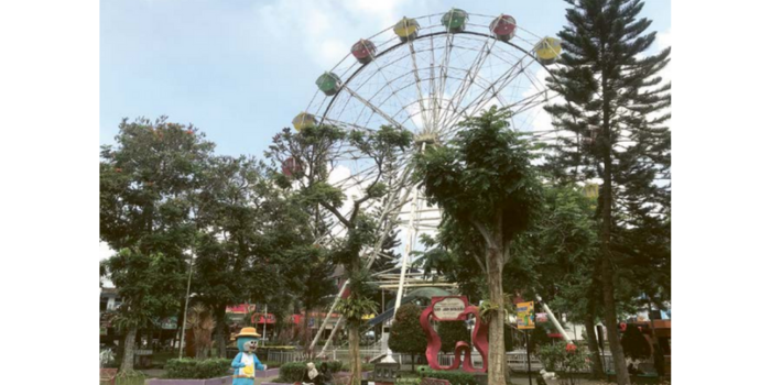 TAK BERFUNGSI: Bianglala di Alun-Alun Kota Batu kini hanya menjadi pajangan.