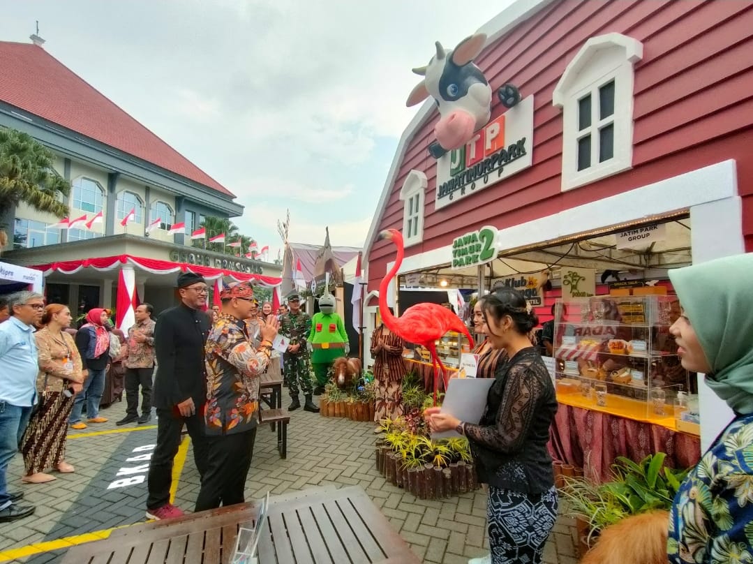 TERPESONA: Pj Wali Kota Batu Aries Agung Paewai meninjau stan-stan kuliner dalam pembukaan Batu Street Food Festival 2024, Jumat (2/8)