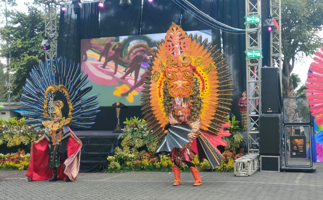 SEMARAK: Penampilan sejumlah model yang memeragakan kostum kreasi menambah semaraknya event Batu Street Food Festival 2024.