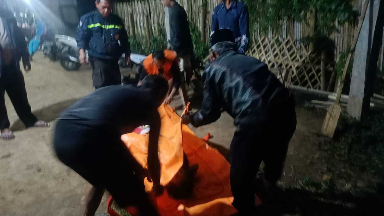 TEWAS: Sukari,  warga Dusun Kebon Jati, Desa Klampok, Kecamatan Singosari dievakuasi dari waduk Selorejo.