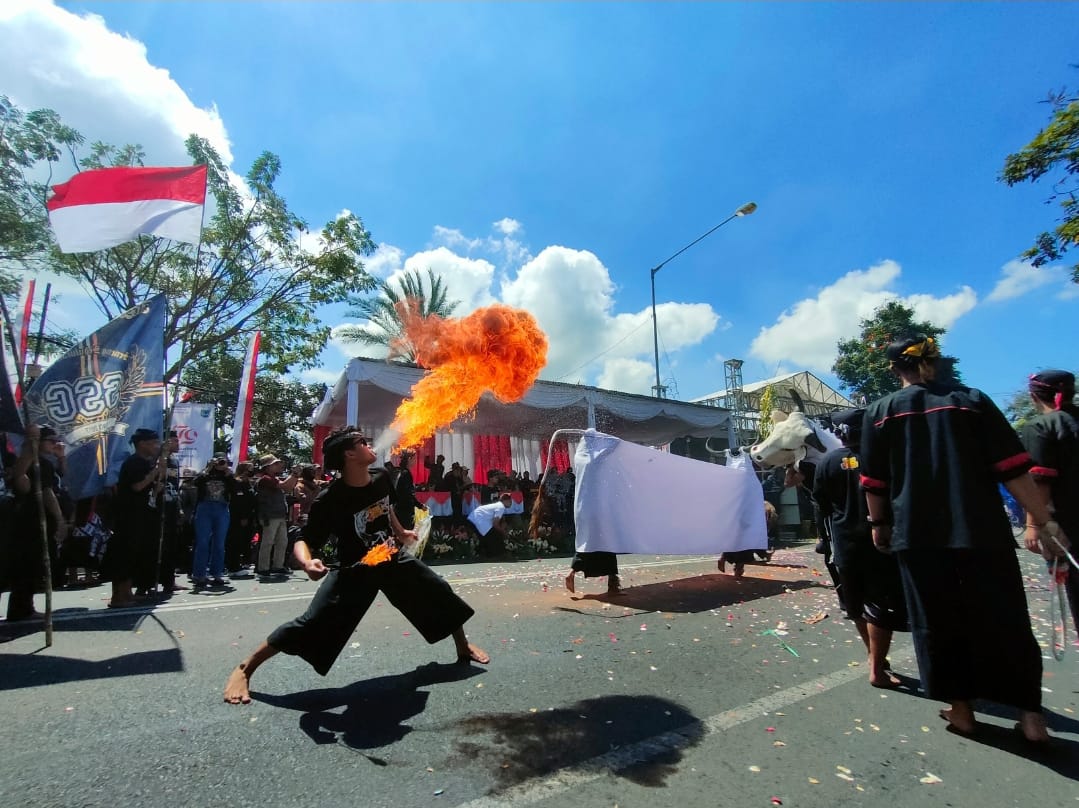 ATRAKTIF: Pemain seni bantengan menampilkan atraksi menyemburkan api.