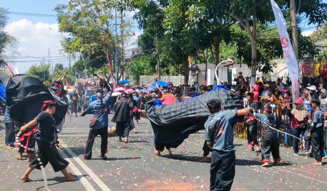 MBEROT: Atraski bantengan yang sedang mengamuk cukup mendebarkan.