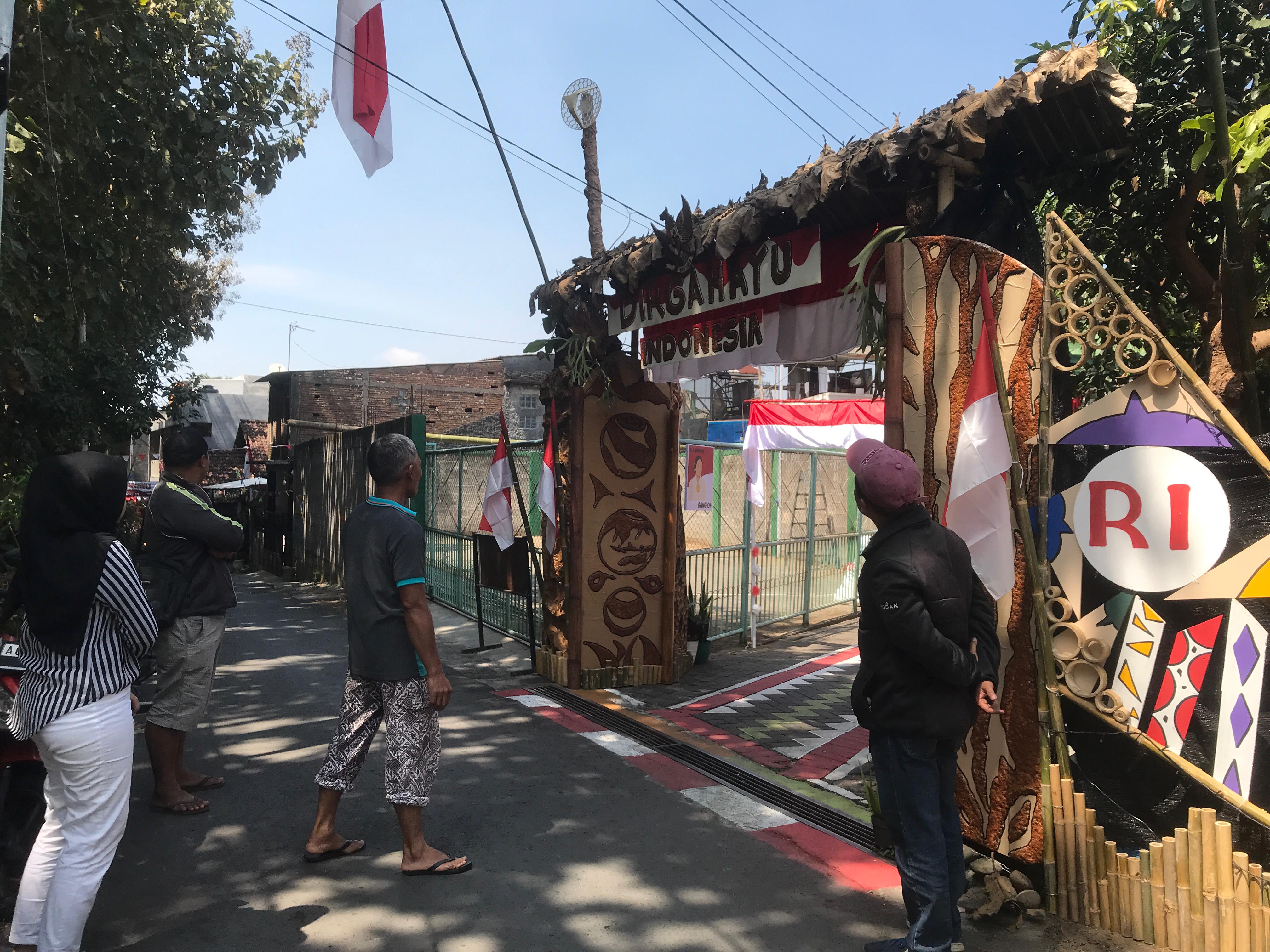 DAUR ULANG: Gapura di Jalan Kelud Gang Tawangargo 4 Kelurahan Sisir memanfaatkan daun jati untuk atap.