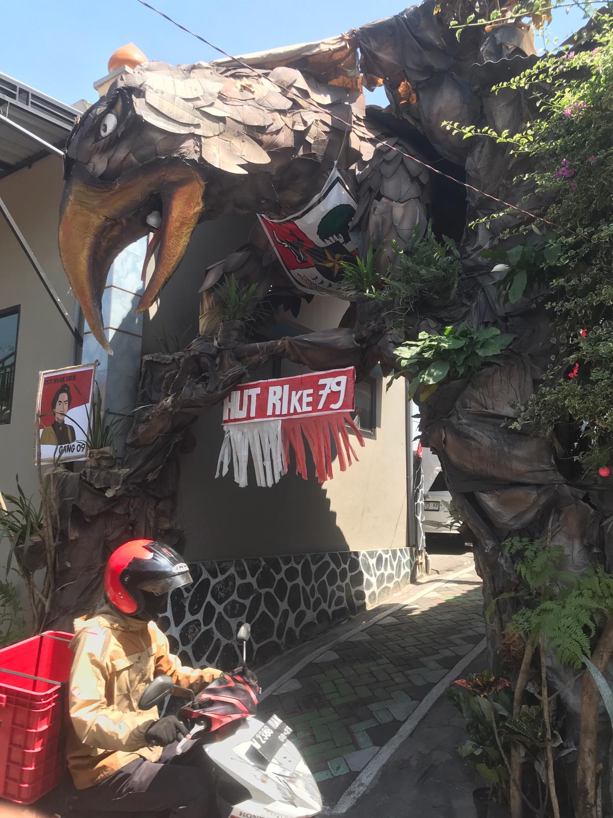 GAGAH: Gapura di Jalan Kelud Gang Tawangargo 9 Kelurahan Sisir didesain dengan replika  burung Garuda dengan ukuran yang cukup besar.