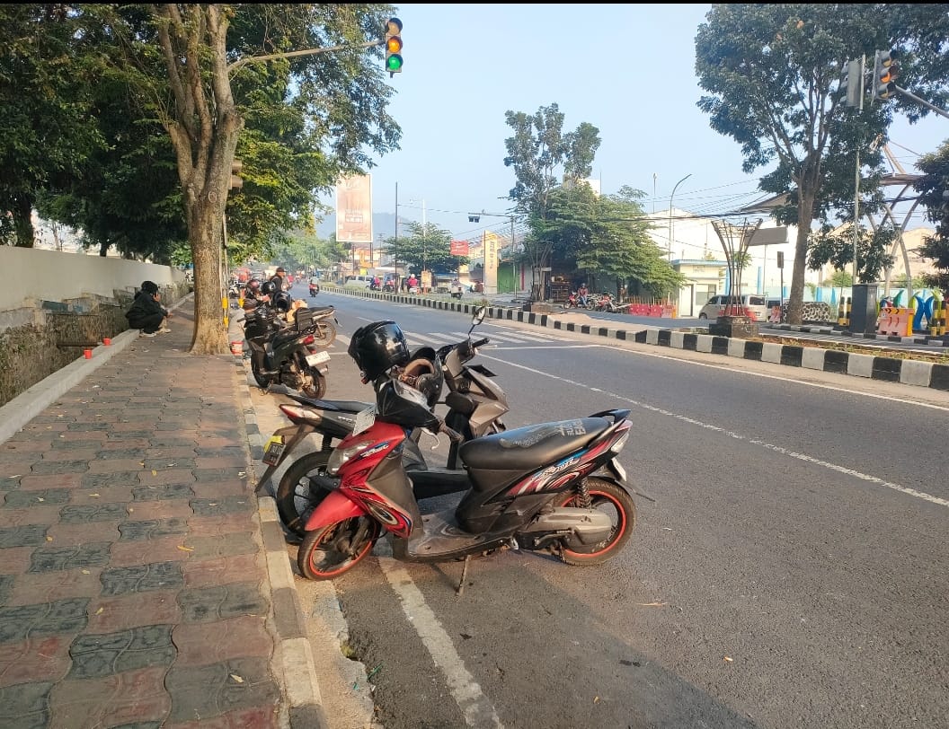 BANDEL: Setiap pagi Jalan Dewi Sartika di depan Pasar Induk dijadikan tempat parkir.