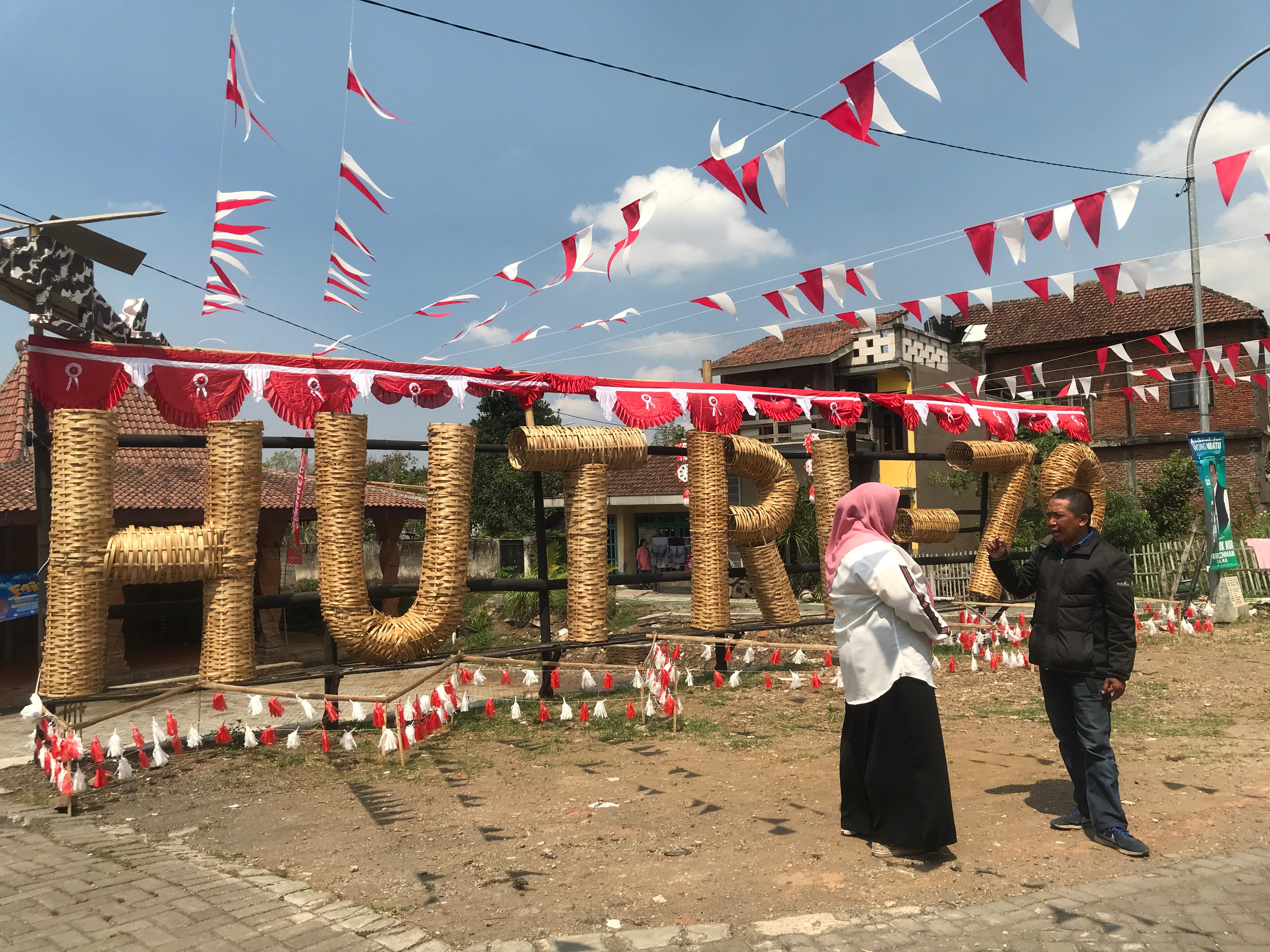 EKSOTIK: Gapura di Desa Sumberejo dibuat dengan anyaman bambu yang unik. Selain itu dekorasinya juga memanfaatkan barang bekas.