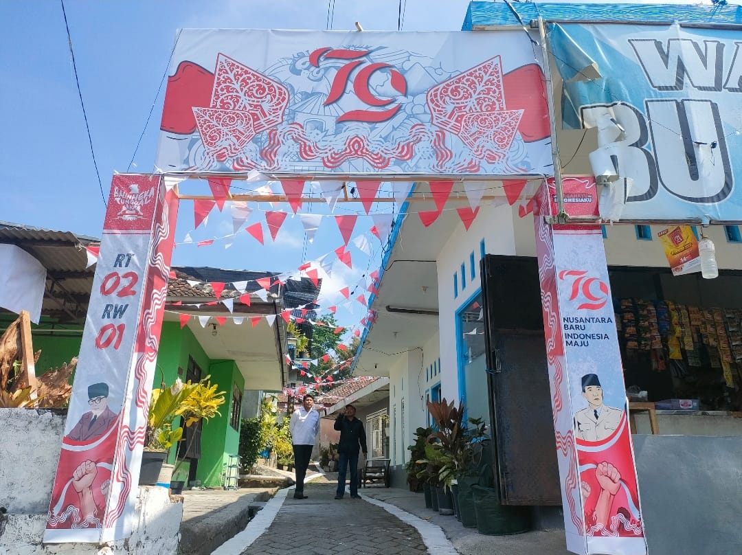 MINIMALIS: Gapura di Desa Pendem yang diikutkan festival Hias Gapura didominasi warna merah dan putih.