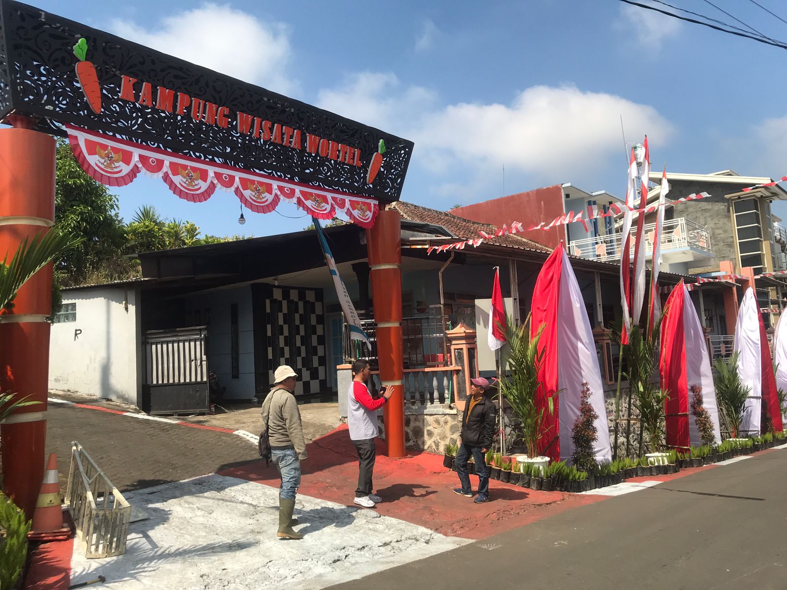 INDAH: Gapura di Desa Sumbergondo yang dihias dengan ikon wisata wortel.