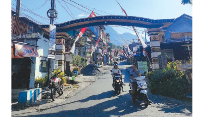 SIAP DIBANGUN: Warga Jalan Panderman Desa Oro-Oro Ombo, Kota Batu, segera menghias gapura untuk event Festival Hias Gapura mulai hari ini (12/8).