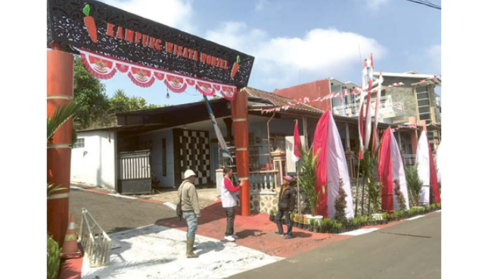 BELUM TUNTAS: Gapura di Desa Sumbergondo mengusung tema wisata kampung wortel.