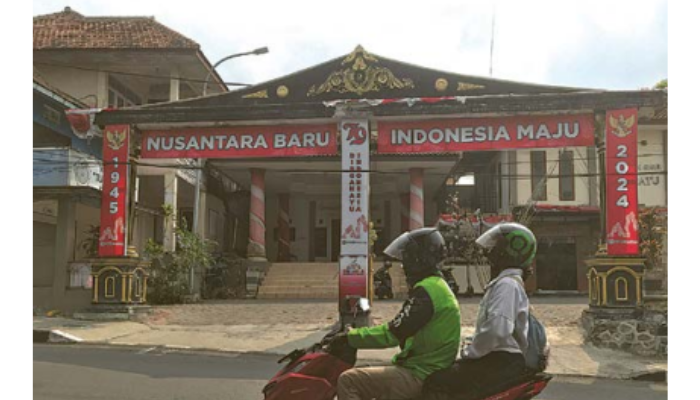 SEDERHANA: Gapura yang berada di depan Kantor Kelurahan Sisir, Kota Batu mengusung tema Nusantara Baru.