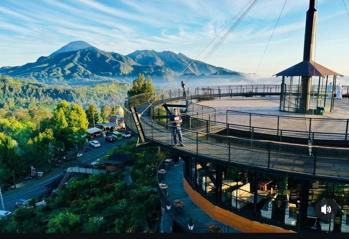 Pemandangan cantik kawasan Gunung Bromo dari Bromo Hillside Kafe. (instagram @andrearamadhaan)