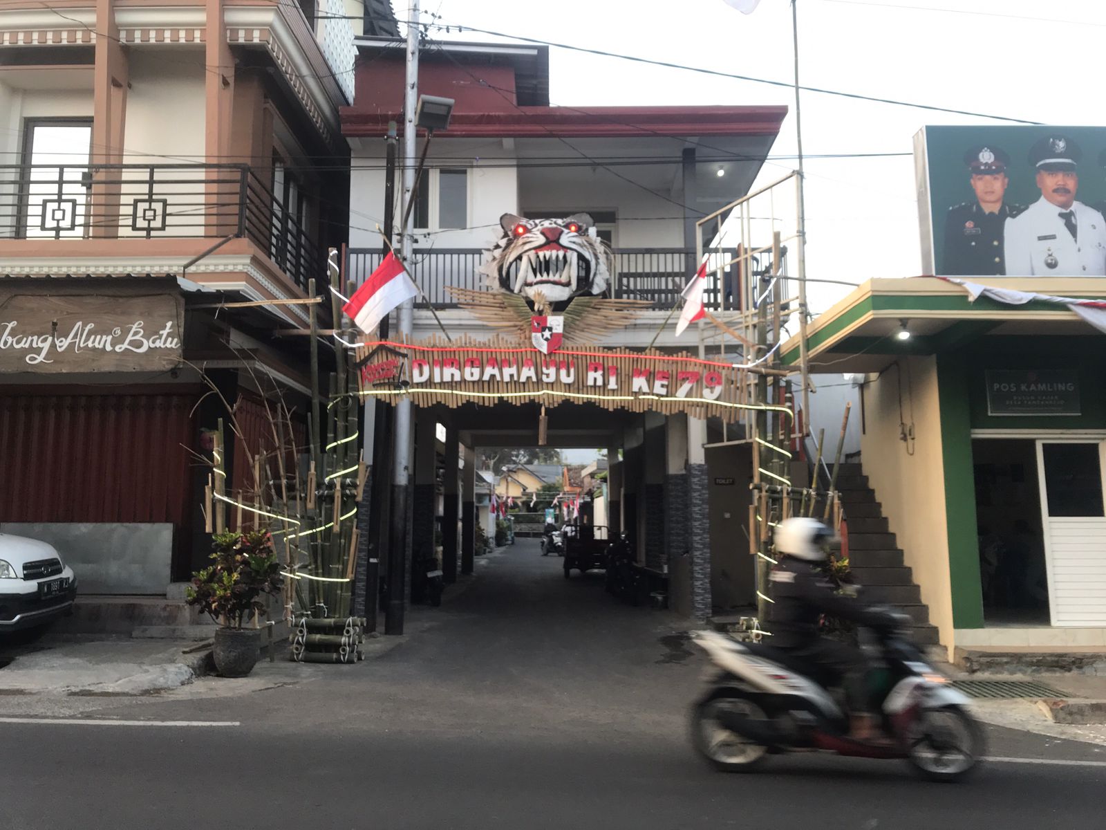 BERSOLEK: Salah satu gapura di Desa Pandanrejo, Bumiaji dihias dengan motif macan.
