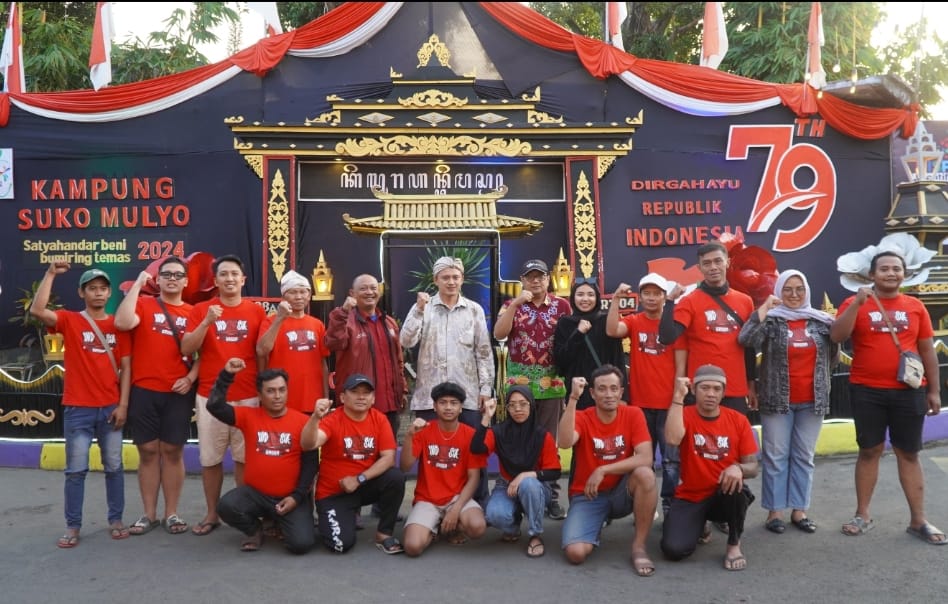 PENILAIAN: Tim juri dari Radar Malang dan Disparta Kota Batu mengunjungi gapura di Jalan Dewi Sartika Kelurahan Temas yang mengusung bangunan khas Solo, Kamis (15/8).