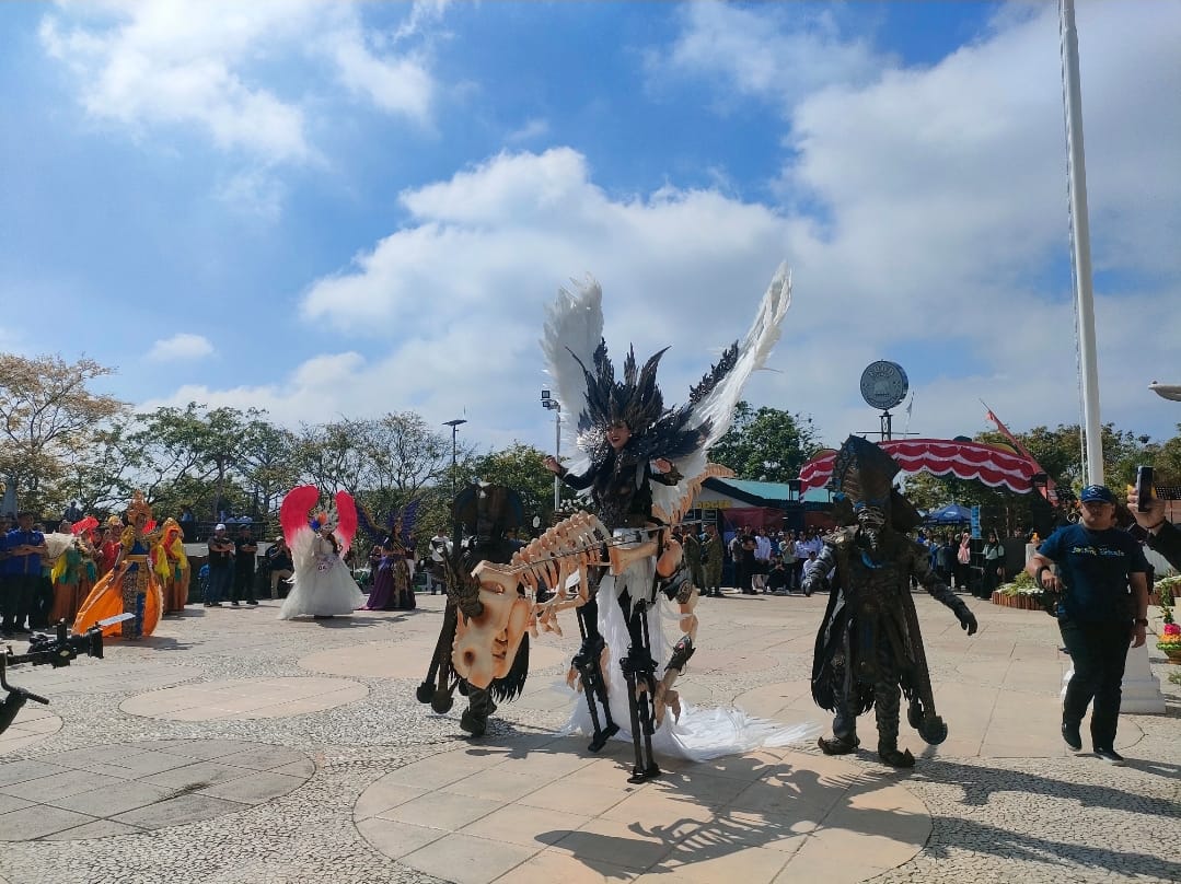 UNIK: Salah satu kostum paling unik mengusung tema Dinosaurus ditampilkan dalam perayaan HUT Ke-79 RI di Jatim Park 2, Sabtu (17/8)