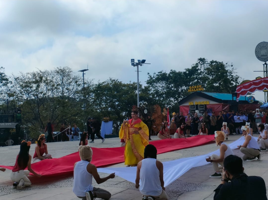 TARIK PERHATIAN: Salah seorang peserta pemilihan Putri Pesona yang digelar di sela HUT Ke-79 RI di Jatim Park 2.