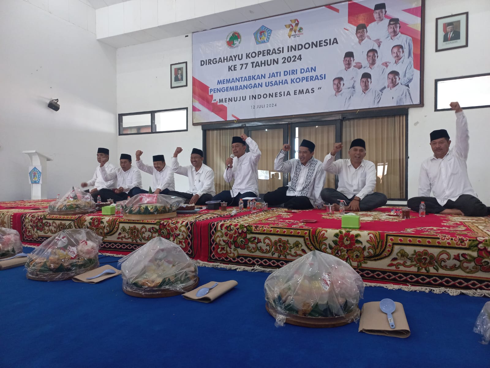 SEMANGAT: Para pimpinan Koperasi SAE Pujon mengajak para karyawan untuk kompak.