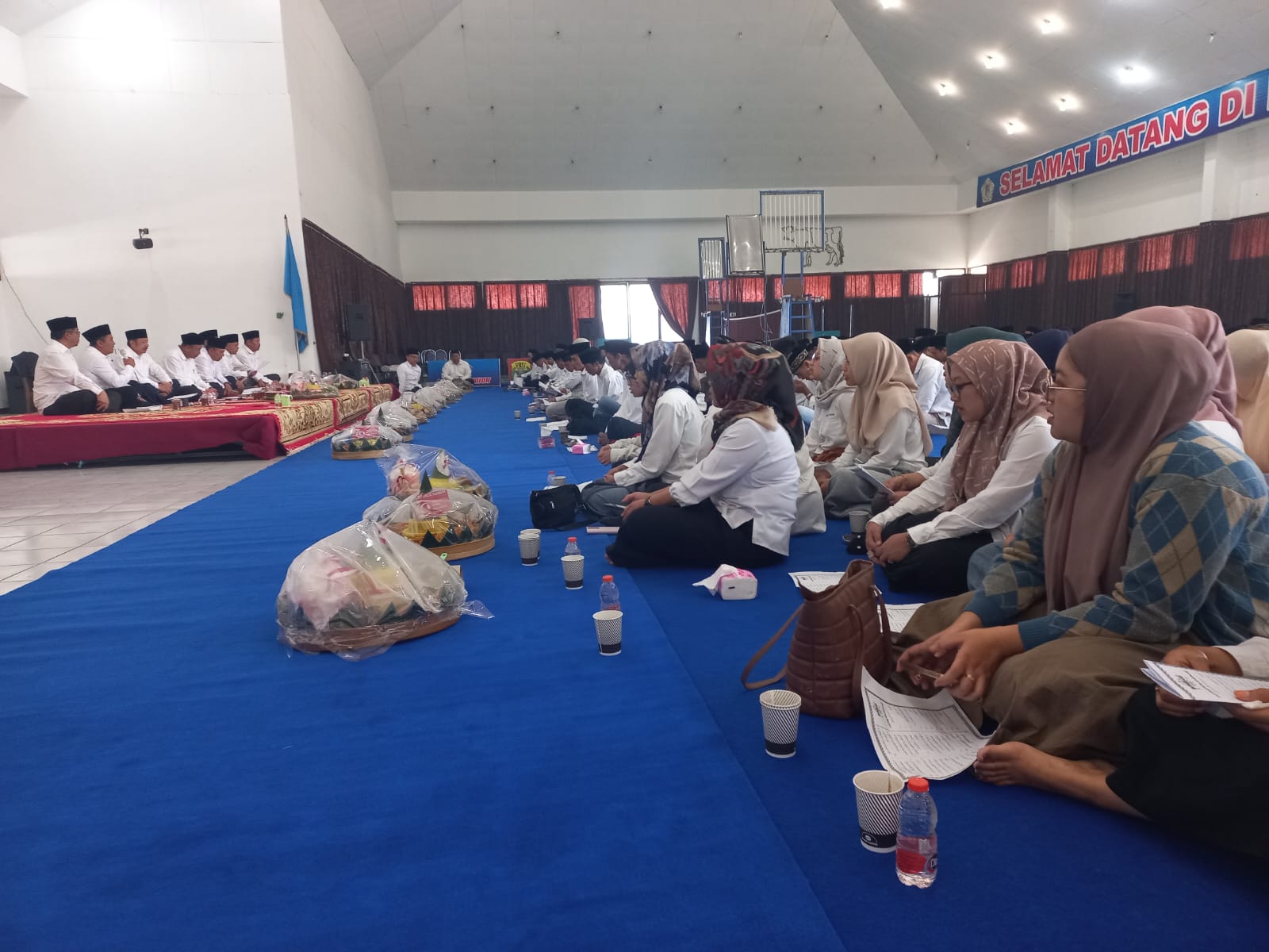 KHUSYUK: Para karyawan mengikuti doa bersama untuk memperingati HUT Ke-79 RI, Sabtu (17/8)