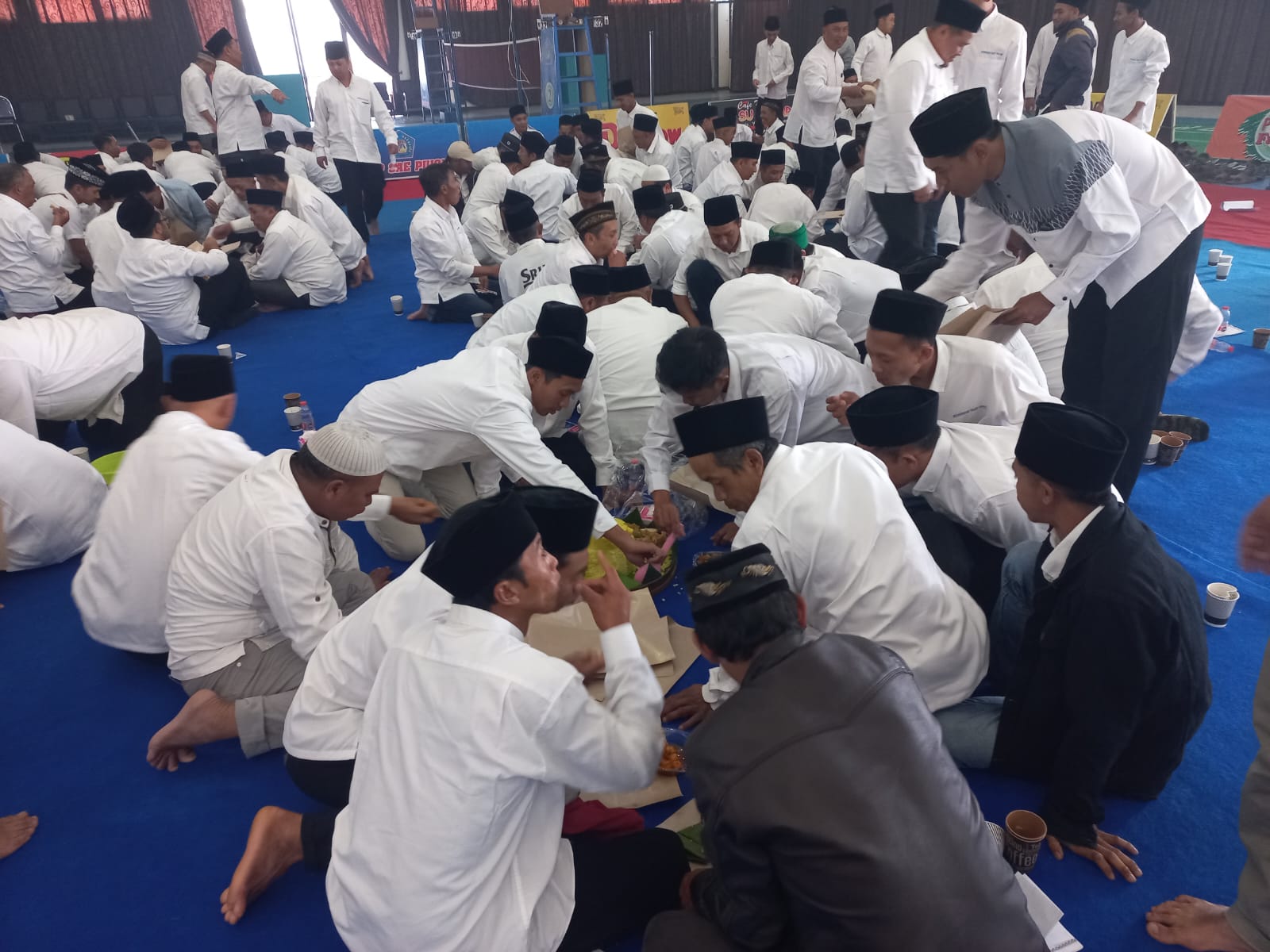 MAKAN BERSAMA: Setelah rangkaian kegiatan selesai para karyawan makan tumpeng bersama.