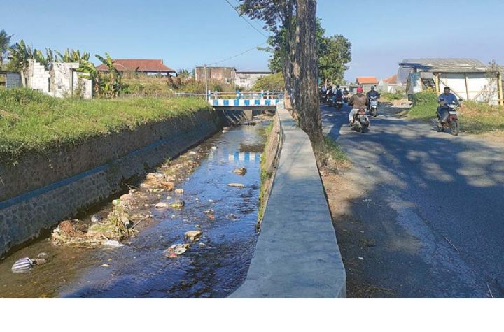 DANGKAL: Kali Paron adalah salah satu sungai di Kota Batu yang mengalami pendangkalan.