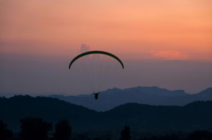 Ilustrasi Menaiki Paralayang dengan Sunset Indah (source: unsplash)