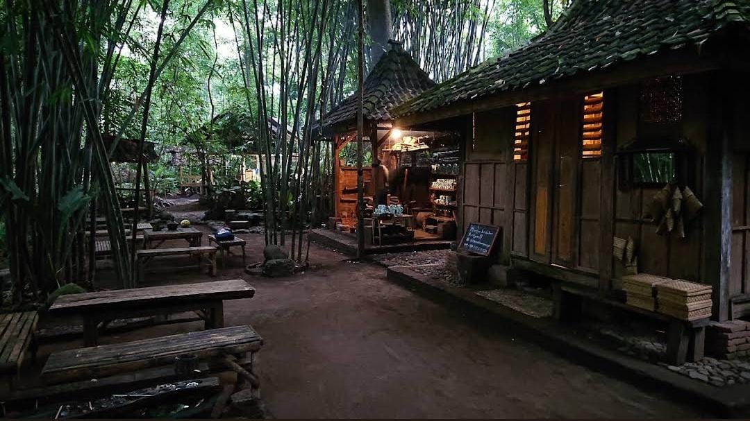 Situs Patirtaan Ngawonggo menjadi tempat liburan edukatif dengan nuansa desa dengan balutan sejarah di Indonesia.