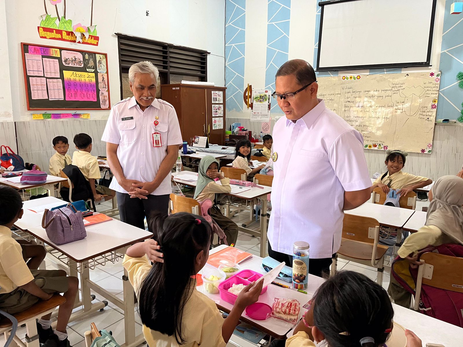 PANTAU SISWA: Pj Wali Kota Batu Aries Agung Paewai dan Kadisdik M. Chori melihat proses pembelajaran di salah satu sekolah.