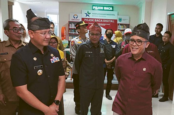 MEMENUHI SYARAT: Menpan-RB Azwar Anas (kanan) ketika melakukan kunjungan ke Mal Pelayanan Publik Among Tani Kota Batu didampingi Pj Wali Kota Batu Aries Agung Paewai akhir tahun lalu.